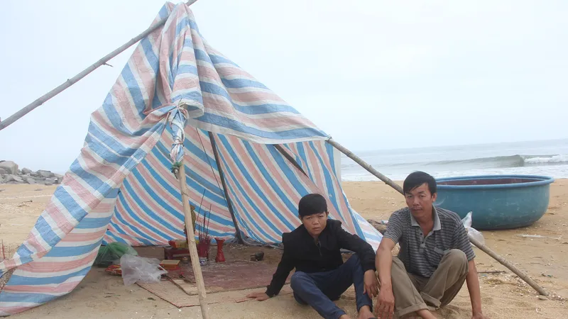 Mấy ngày qua, người thân của em Hồ Văn Phong dựng bàn thờ tạm bên mép biển thắp hương