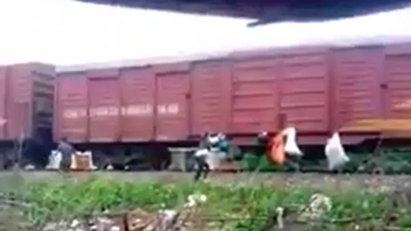 Một số người dân treo rác thải lên thành toa tàu hỏa