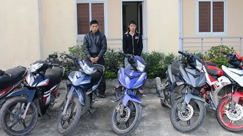 Các đối tượng bị bắt cùng tang vật. Ảnh: Công an Hà Tĩnh