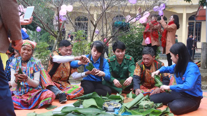 Cùng đồng bào dân tộc Chứt ở bản Rào Tre, xã Hương Liên, huyện Hương Khê, tỉnh Hà Tĩnh gói bánh chưng ngày Tết Chăm Cha Bới