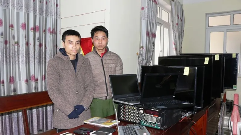 2 đối tượng bị bắt giữ cùng tang vật (Nguồn ảnh: Công an tỉnh Hà Tĩnh)