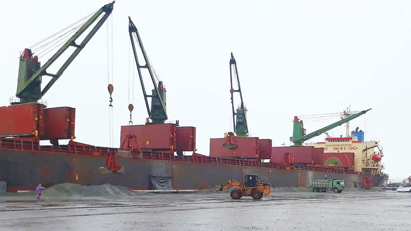 Tàu Hong De mang quốc tịch Panama vào cập cảng để làm hàng tại cảng Vũng Áng đầu năm 2018