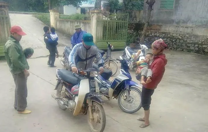 Đưa các cháu nhỏ đến Trạm Y tế xã để sơ cứu
