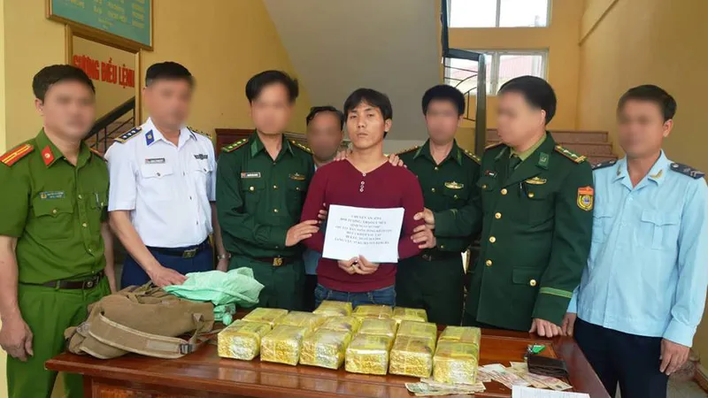 Đối tượng Thạo Cu Mùa bị bắt giữ cùng tang vật ma túy đá. Ảnh Bộ đội Biên phòng Hà Tĩnh cung cấp