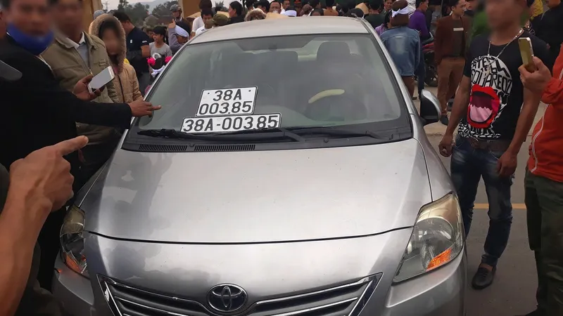 Người nhà nạn nhân và nhiều người dân tập trung tại hiện trường vụ tai nạn