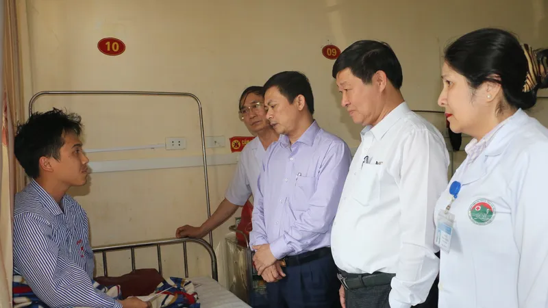 Lãnh đạo Sở Y tế tỉnh Hà Tĩnh đến động viên, thăm hỏi bác sĩ Nguyễn Đình Phi đang điều trị tại bệnh viện