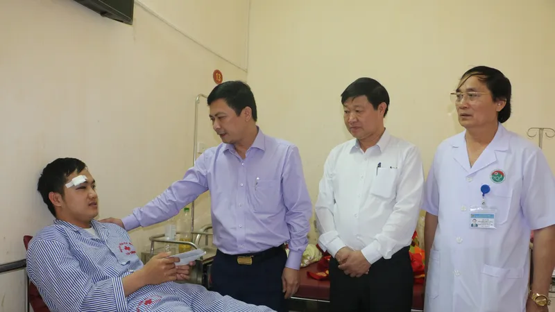 Lãnh đạo Sở Y tế tỉnh Hà Tĩnh đến động viên, thăm hỏi thực tập sinh Trần Nhật Giáp đang điều trị tại bệnh viện