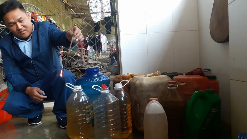 Dùng vật dụng nhúng vào nước giếng nhiễm dầu và châm lửa đốt cháy