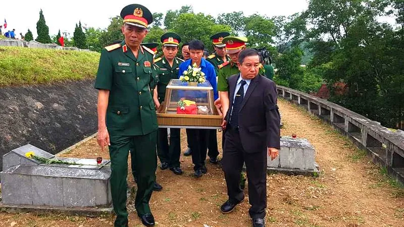 An táng hài cốt liệt sĩ tại Nghĩa trang liệt sĩ Nầm ở huyện Hương Sơn, tỉnh Hà Tĩnh