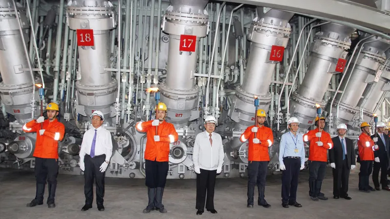 Các đại biểu chuẩn bị thực hiện nghi thức đốt lửa Lò cao số 2