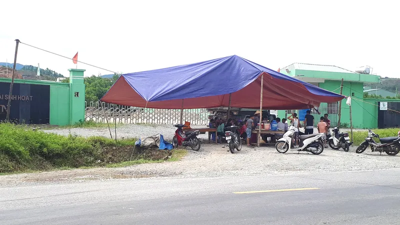 Sáng 12-8, người dân tiếp tục dựng rạp chắn ngang trước cổng nhà máy xử lý rác thải để phản đối ô nhiễm