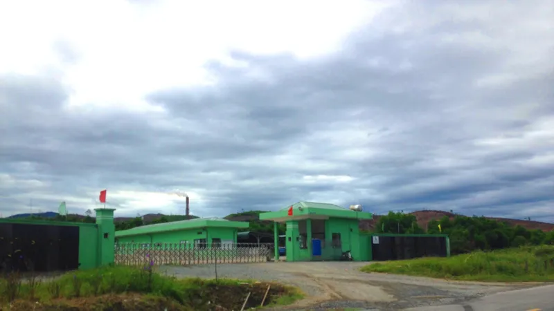  Người dân ở thôn Nam Xuân Sơn, xã Kỳ Tân, huyện Kỳ Anh đã tháo dỡ phông bạt, không còn chặn cổng Nhà máy xử lý rác thải Phú Hà