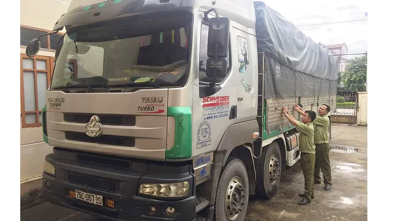 Bắt giữ xe tải vận chuyển hơn 400 chai rượu lậu 