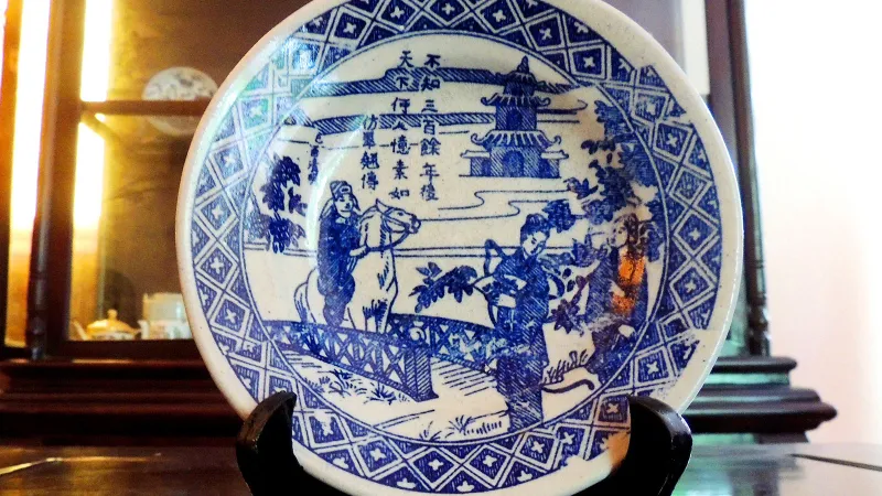 Chiếc đĩa sứ vẫn còn nguyên vẹn