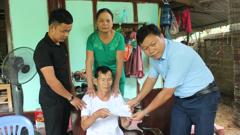 Chiều ngày 14-9, lãnh đạo thị trấn Hương Khê đến động viên, chia vui và tặng quà cho gia đình ông Trịnh Thanh Bình