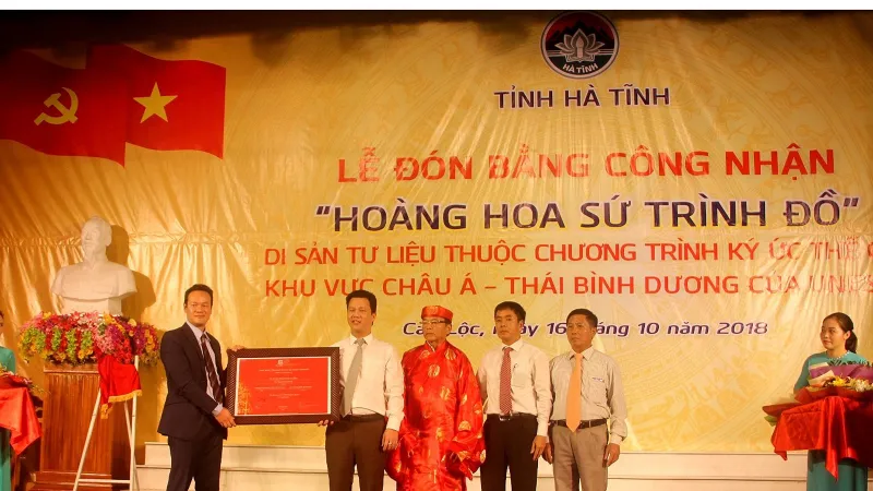 Trao bằng công nhận "Hoàng hoa sứ trình đồ" cho đại diện dòng họ Nguyễn Huy ở làng Trường Lưu và chính quyền địa phương