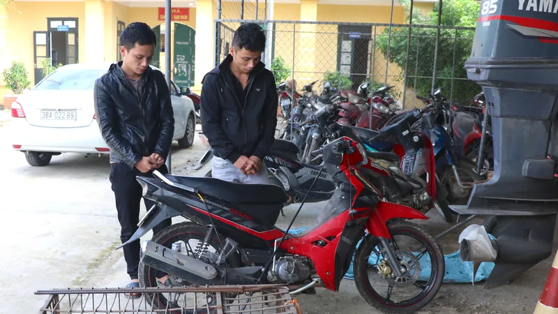 Các đối tượng bị bắt giữ cùng tang vật. Ảnh: Công an Hà Tĩnh