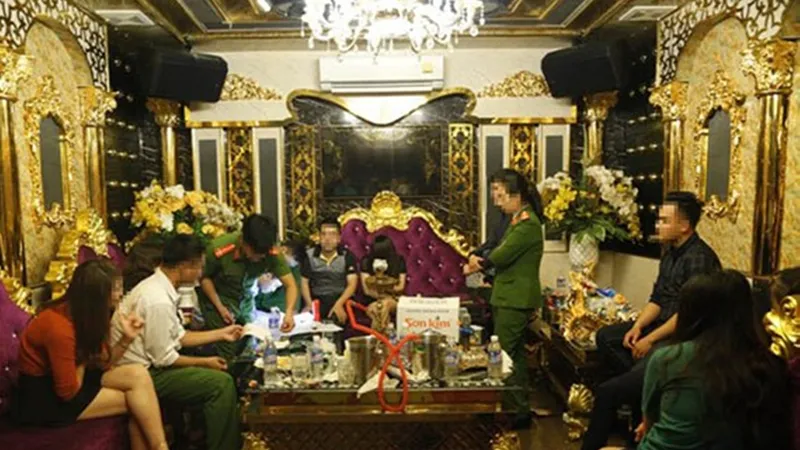 Lực lượng Công an tiến hành khám xét tại hiện trường 