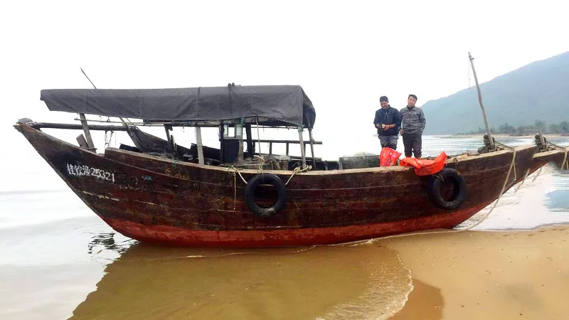 Chiếc tàu cá dạt vào bờ biển