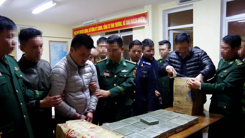 Đối tượng bị bắt giữ cùng tang vật 