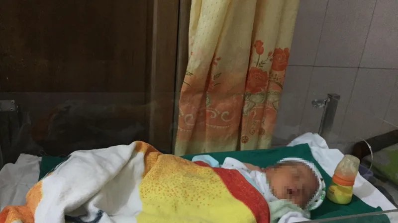 Bé trai sơ sinh đang được chăm sóc tại bệnh viện