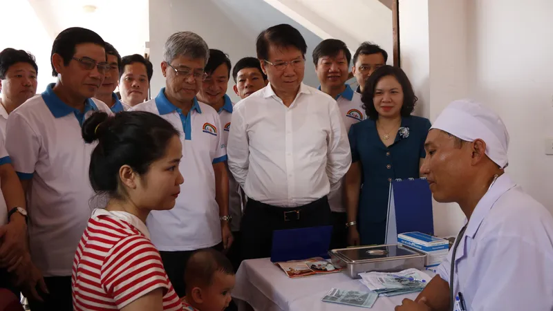 Lãnh đạo Bộ Y tế, UBND tỉnh Hà Tĩnh đã đến chứng kiến buổi tiêm chủng tại Trạm Y tế xã Tượng Sơn, huyện Thạch Hà, tỉnh Hà Tĩnh