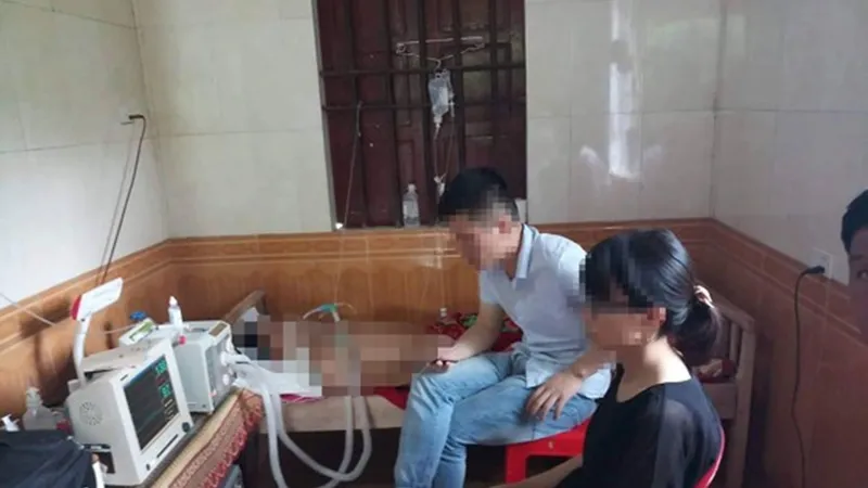 Cháu T. nằm thở o xy tại nhà, sau khi bệnh viện trả về