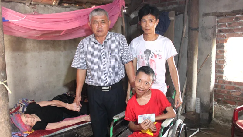 Ông Võ Quốc Hùng, Bí thư Đảng ủy xã Tùng Lộc, huyện Can Lộc, tỉnh Hà Tĩnh trao 17 triệu đồng của bạn đọc Báo SGGP cho gia đình bà Nguyễn Thị Út 