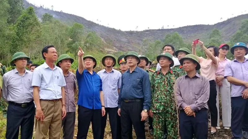 Phó Thủ tướng Vương Đình Huệ thị sát kiểm tra tình hình chữa cháy rừng tại huyện Đức Thọ