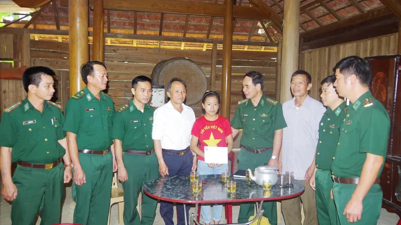 Lãnh đạo Bộ đội Biên phòng Hà Tĩnh trao quà hỗ trợ học sinh có hoàn cảnh khó khăn