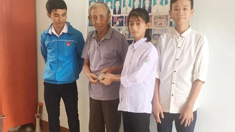 2 em Thảo và Hiếu trao lại 14 triệu đồng cho người đánh rơi.