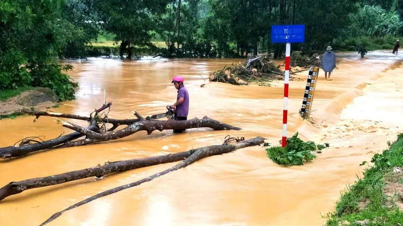 Nhiều địa bàn ở Hà Tĩnh đang bị mưa lũ chia cắt