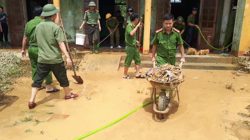 Công an huyện Hương Khê giúp xã Hương Đô dọn dẹp vệ sinh môi trường sau lũ rút