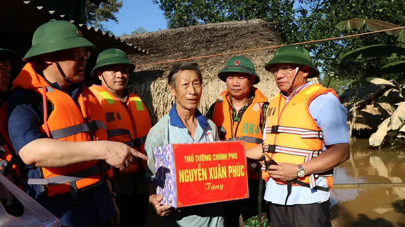 Phó Thủ tướng Vương Đình Huệ gửi lời hỏi thăm và trao quà của Thủ tướng Nguyễn Xuân Phúc tới bà con vùng lũ