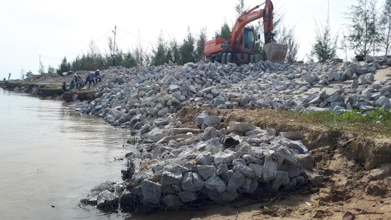 Đổ đá, lồng sắt gia cố điểm sạt lở chân đê