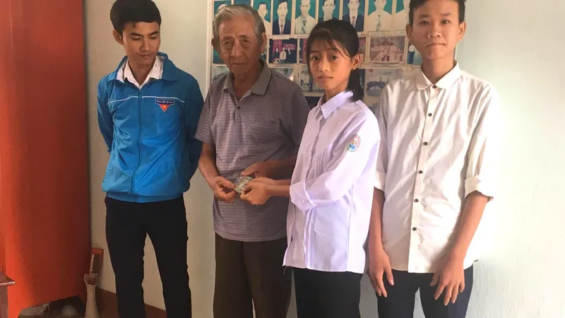 Sáng 1-9, dưới sự chứng kiến của Đoàn xã Hồng Lộc, em Thảo và Hiếu trao trả lại số tiền cho người đánh rơi