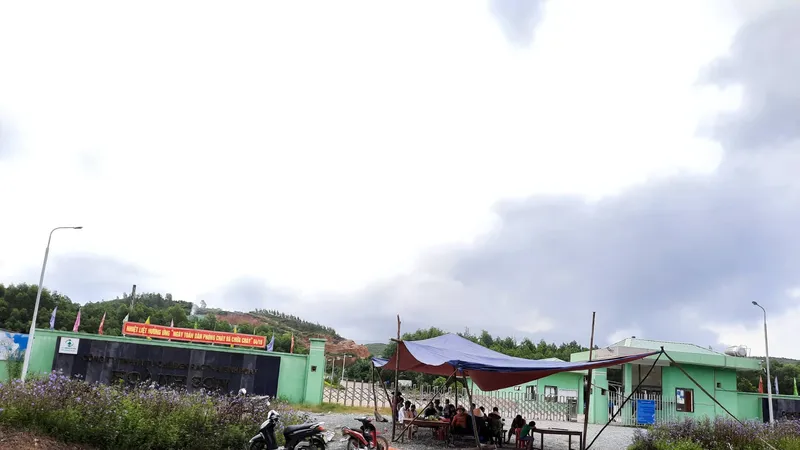Sáng ngày 6-10, người dân thôn Nam Xuân Sơn tiếp tục giăng dây, dựng rạp trước cổng Nhà máy xử lý rác thải Phú Hà