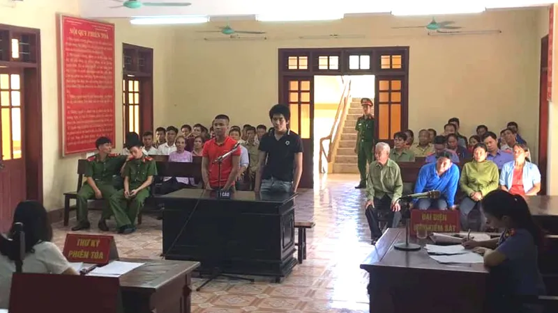 Hai bị cáo tại phiên tòa
