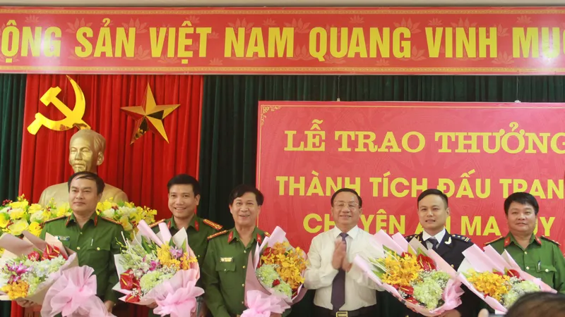 Bí thư Tỉnh ủy Hà Tĩnh Lê Đình Sơn trao thưởng cho các lực lượng phá án