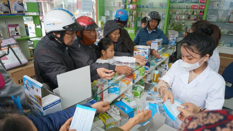 Một quầy thuốc tây trên đường Hải Thượng Lãn Ông, TP Hà Tĩnh phát miễn phí khẩu trang y tế cho người dân sáng 1-2-2020