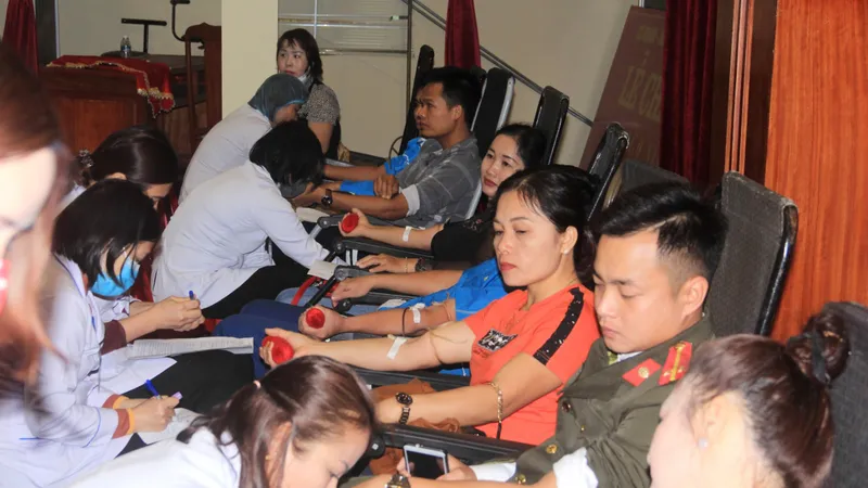 Các tình nguyện viên tham gia hiến máu 