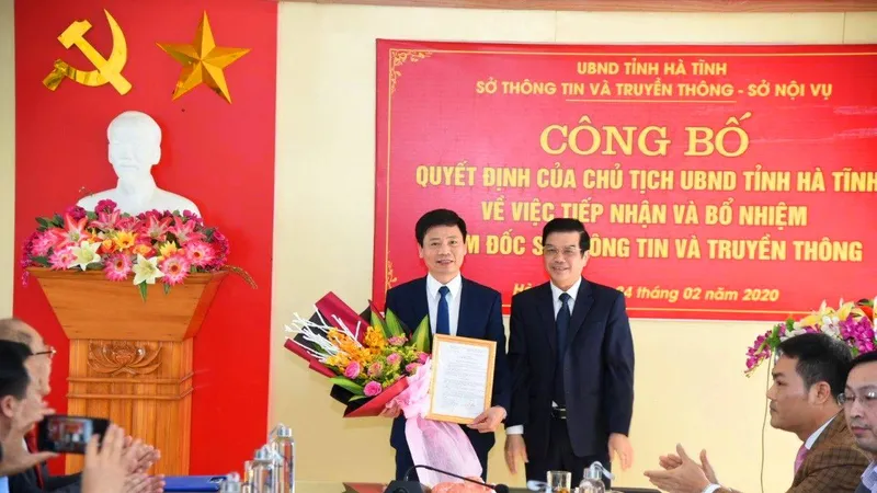 Phó Chủ tịch UBND tỉnh Hà Tĩnh Đặng Quốc Vinh trao quyết định bổ nhiệm Giám đốc Sở Thông tin và Truyền thông cho ông Nguyễn Công Thành