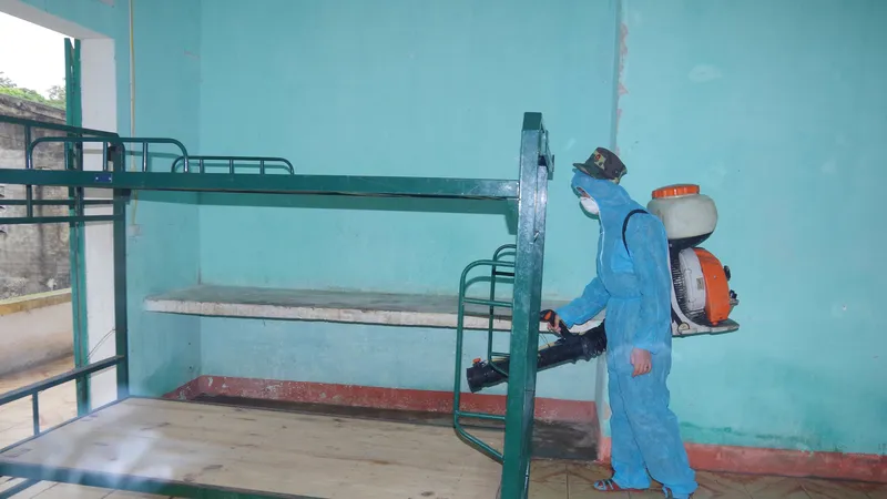 Phun tiêu độc khử trùng khu vực được chọn làm địa điểm cách ly tập trung ở Hà Tĩnh