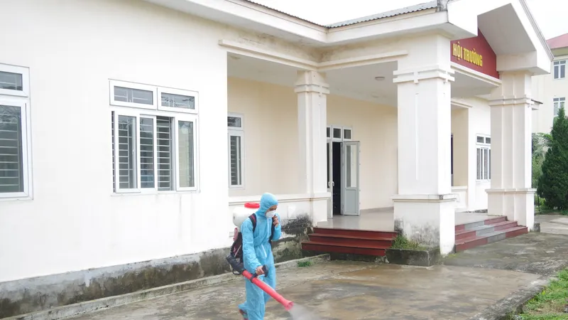 Phun tiêu độc khử trùng khu vực được chọn làm địa điểm cách ly tập trung ở Hà Tĩnh