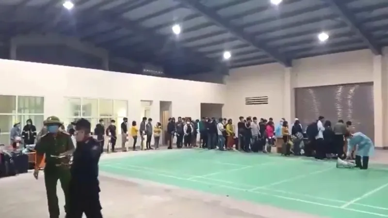 Người dân xếp hàng để được kiểm tra trước khi vào địa điểm cách ly tập trung