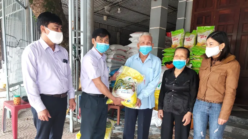 Ông Phong, bà Hường ủng hộ 1,1 tấn gạo cho xã Thạch Hạ trong công tác phòng, chống dịch Covid-19