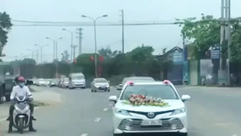 Hình ảnh đoàn xe rước dâu khiến dư luận bất bình ngày 31-3-2020