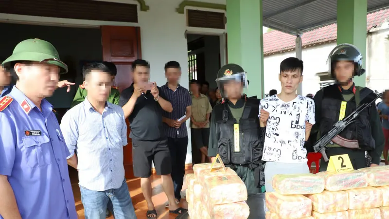 Đối tượng cùng tang vật bị bắt giữ. Ảnh Công an Hà Tĩnh