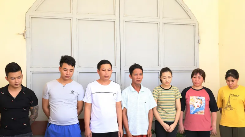 Các đối tượng và tang vật bị thu giữ tại cơ quan công an. Ảnh Công an Hà Tĩnh
