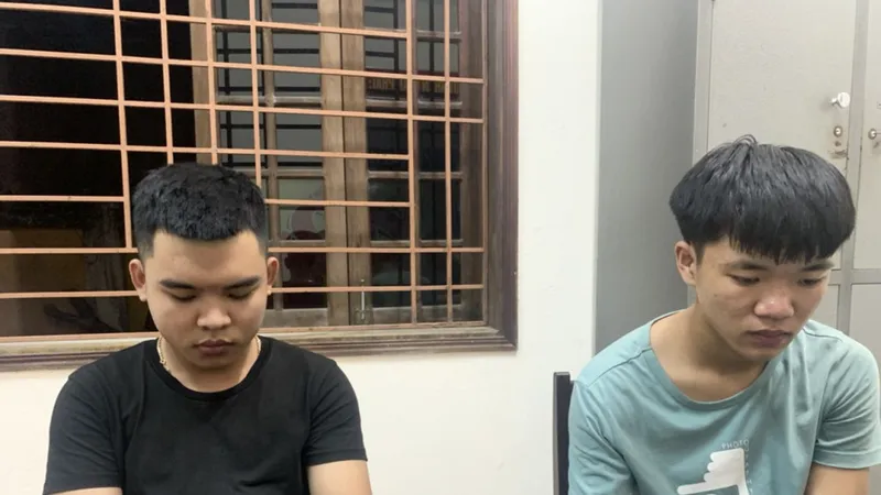 Hai đối tượng Cao và Duẫn tại cơ quan Công an. Ảnh Công an Hà Tĩnh